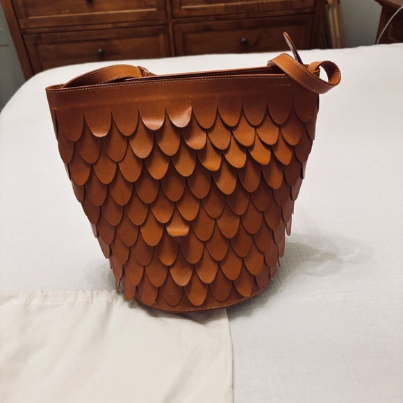 Mansur Gavriel Scalloped leather crossbody bucket in Camel - Picture 2 of 8